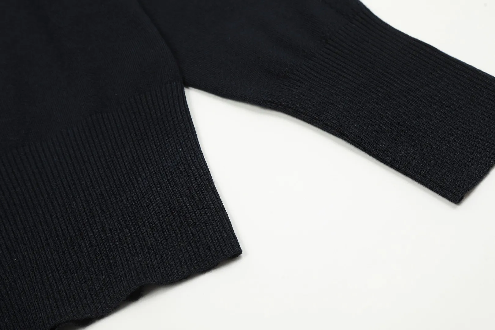 vivienne west wood West Queen Vivian Saturn New Retro "Unisex" Hollow Design Knitted Sweater Wool Round Neck 2024 Spring Latest Style Size: S -M- L Color: Apricot Navy
